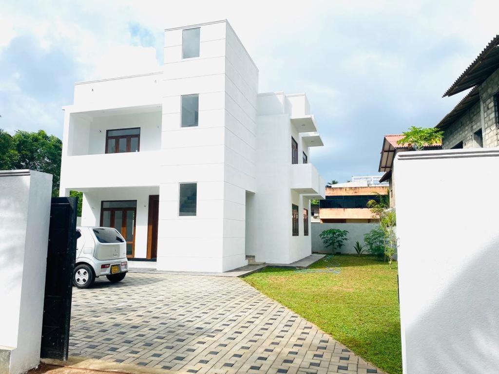 Twinstop Villa Minuwangoda Buitenkant foto